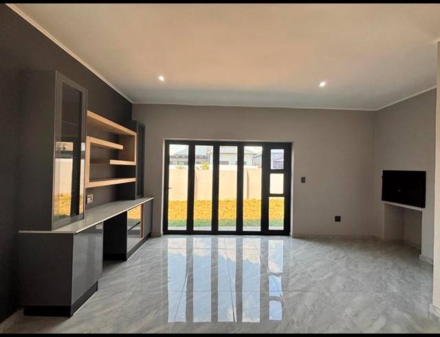 5 BEDROOM HOUSE FOR SALE IN SIX FOUNTAINS RESIDENTIAL ESTATE